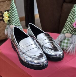 SIZE 6.5M NEVER WORN Metallic Silver Women's Penny Loafers
